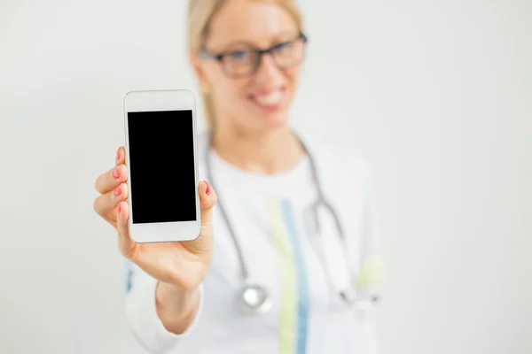 Zufriedener Arzt mit Telefon — Stockfoto