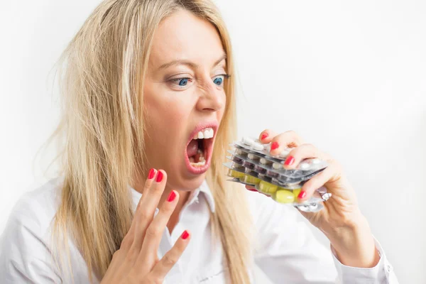 Mulher louca tomando pílulas — Fotografia de Stock