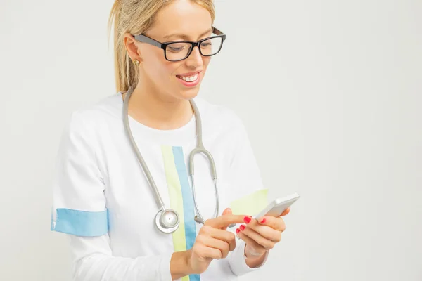 Médecin utilisant un smartphone — Photo