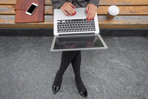 Bussiness woman with laptop — Stock Photo, Image