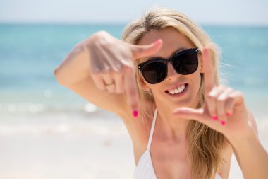 Beyaz bikinili kadın