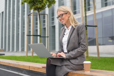 Dizüstü bilgisayar ile iş kadın