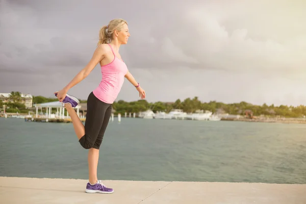 Woman doing stretching exercises — Stock Photo, Image