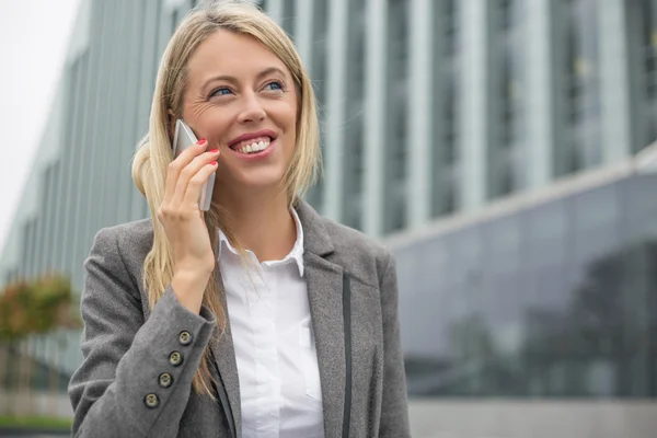 Zakenvrouw met smartphone — Stockfoto