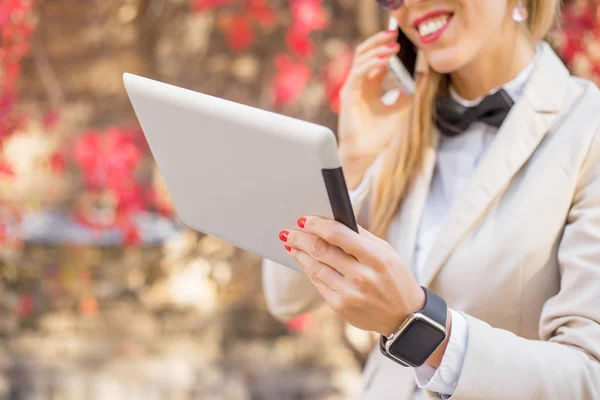 Vrouw praten over de mobiele telefoon — Stockfoto