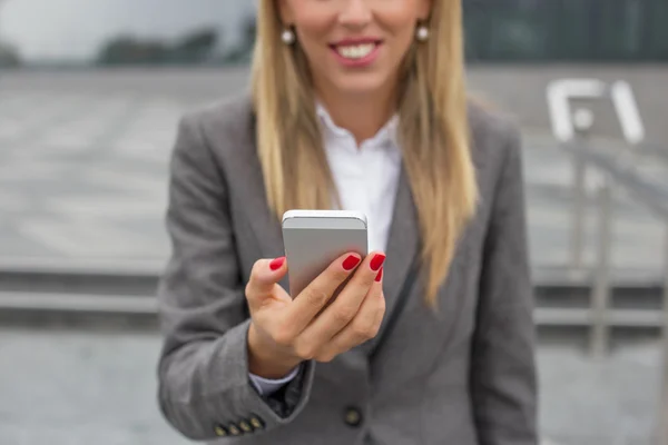 Zakenvrouw met smartphone — Stockfoto