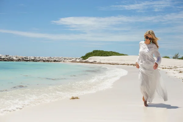 Kvinna njuter sommardag — Stockfoto