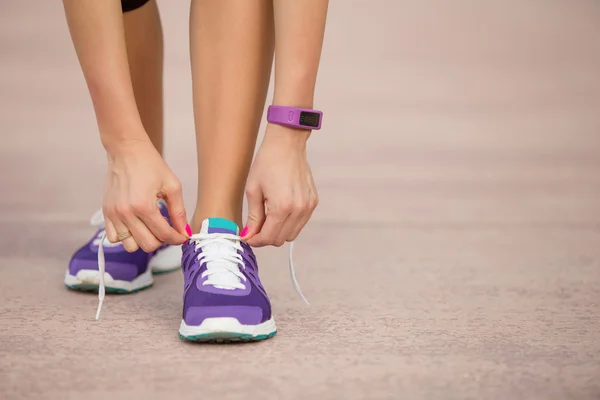 Girl tying shoes — Stock Photo, Image