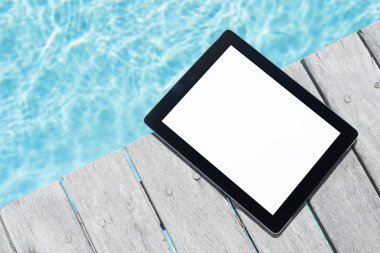 Havuzun yanında bir tablet