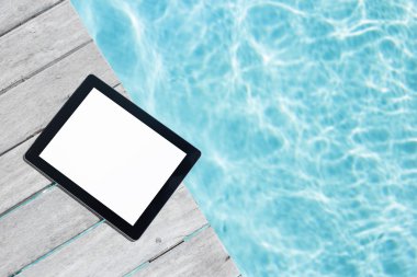 Havuzun yanında bir tablet