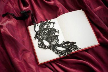 Kitap ve karnaval maskesi