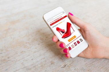 Akıllı telefon kullanan kadın