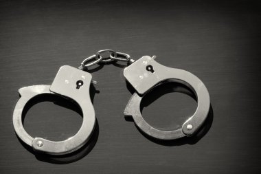 Çelik kelepçeleri ve anahtarları