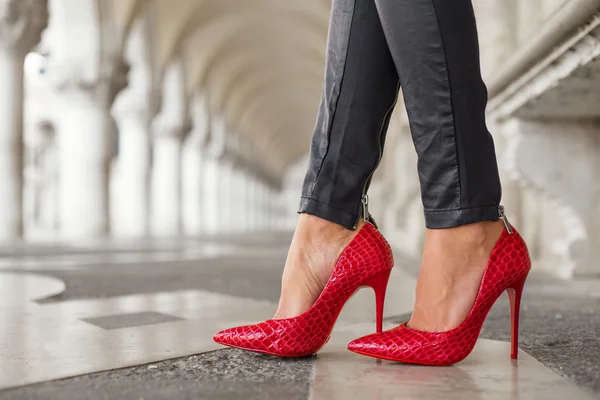 Wanita dengan celana kulit dan sepatu hak tinggi — Stok Foto