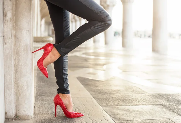 Vrouw in lederen broek en hakken — Stockfoto