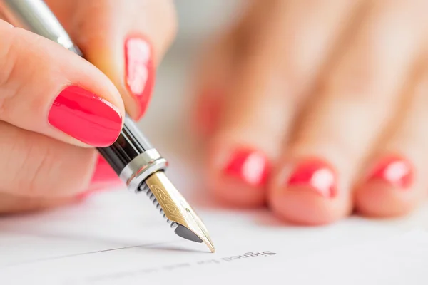 Woman signing papers — Stock Photo, Image