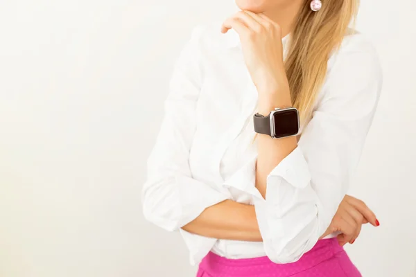 Žena s digitální hodinky — Stock fotografie