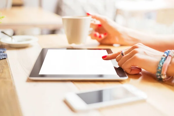 Vrouw die tablet gebruikt — Stockfoto