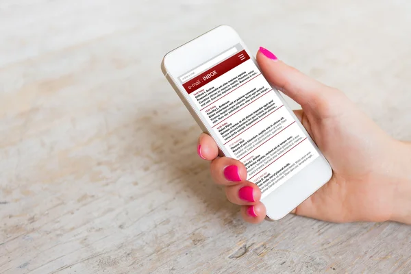 Zakenvrouw controleren van e-mail op smartphone — Stockfoto