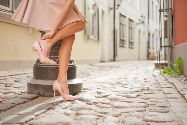 Elegant lady with beautiful legs — Stock Photo, Image