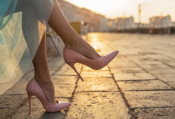 Pernas de mulher na moda — Fotografia de Stock