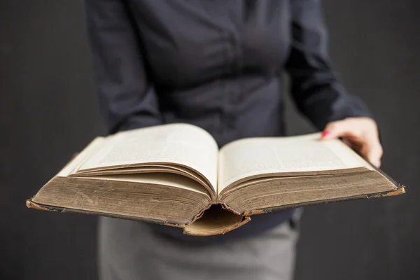 Mulher com livro aberto — Fotografia de Stock