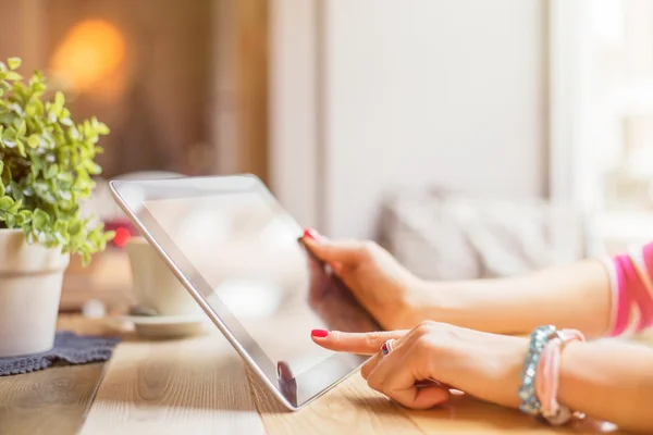 Vrouw die tablet gebruikt — Stockfoto