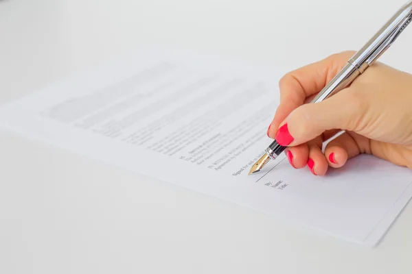 Woman signing papers — Stock Photo, Image