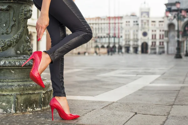 Kvinna i läder byxor och klackar — Stockfoto