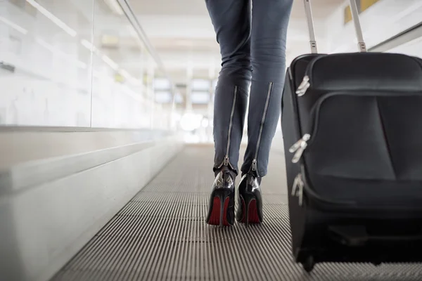 Femme à l'aéroport avec bagages — Photo