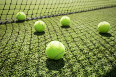 Sahada tenis topları