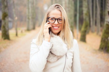 Cep telefonu kullanan kadın