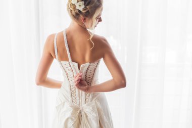 Gelinlik giymiş gelin