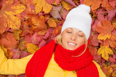 Yapraklarda döşeme kadın