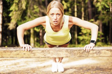 Şınav çeken kadın