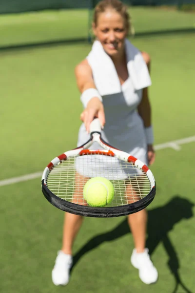 Nő gyakorló tenisz — Stock Fotó