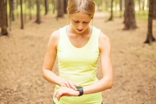 Woman monitoring her pulse — Stock Photo, Image