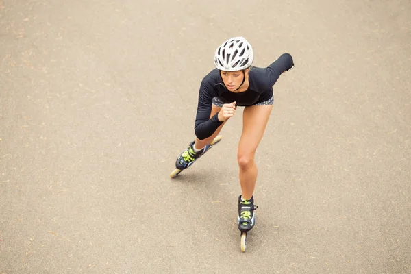 Vrouw rolschaatsen — Stockfoto