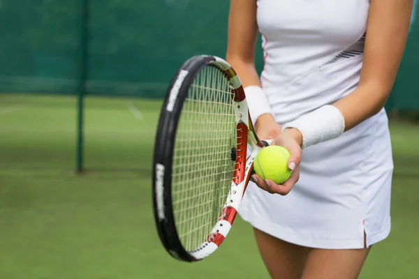 Játékos gazdaság teniszütő — Stock Fotó