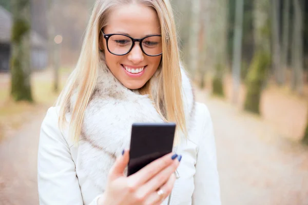 Žena používající mobilní telefon — Stock fotografie