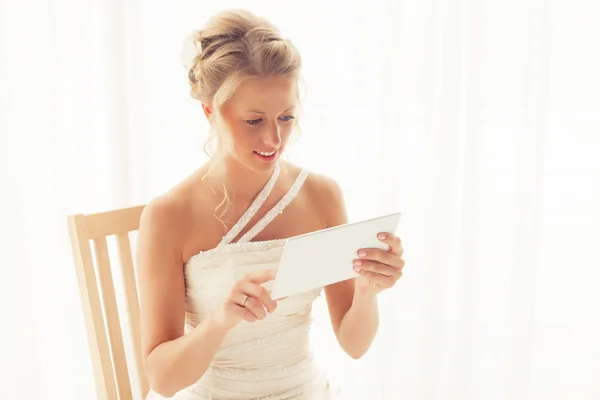 Беспокойная невеста с планшетом — стоковое фото