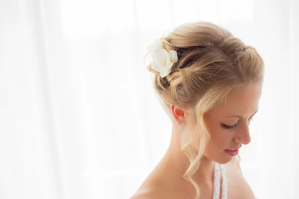 Um belo penteado noivas — Fotografia de Stock