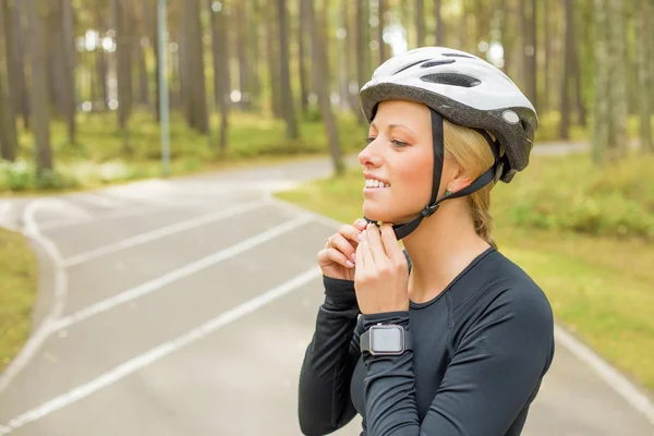 Vrouw rolschaatsen — Stockfoto