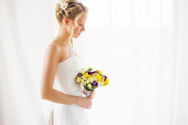 Sposa con bouquet da sposa — Foto Stock