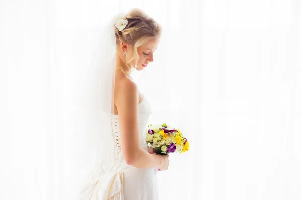 Sposa con bouquet da sposa — Foto Stock