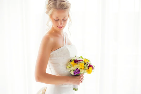 Sposa con bouquet da sposa — Foto Stock