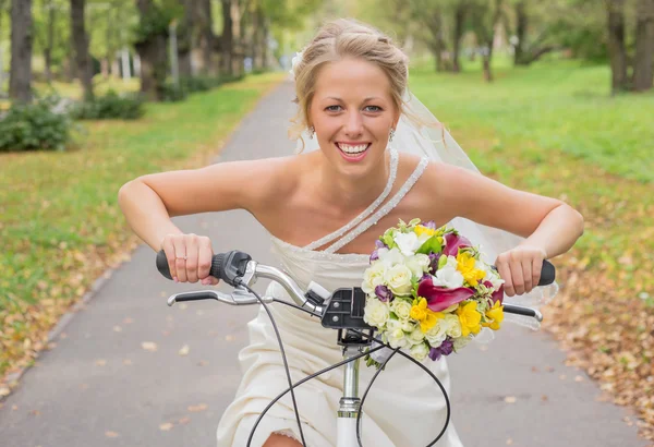 Noiva andando de bicicleta — Fotografia de Stock