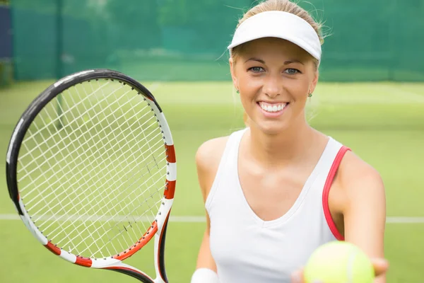 Mulher praticando tênis — Fotografia de Stock