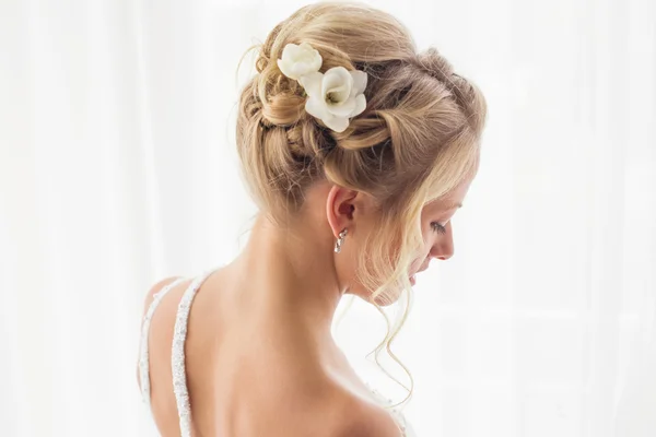 Um belo penteado noivas — Fotografia de Stock