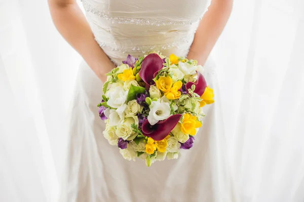 結婚式の花束を持つ花嫁 — ストック写真